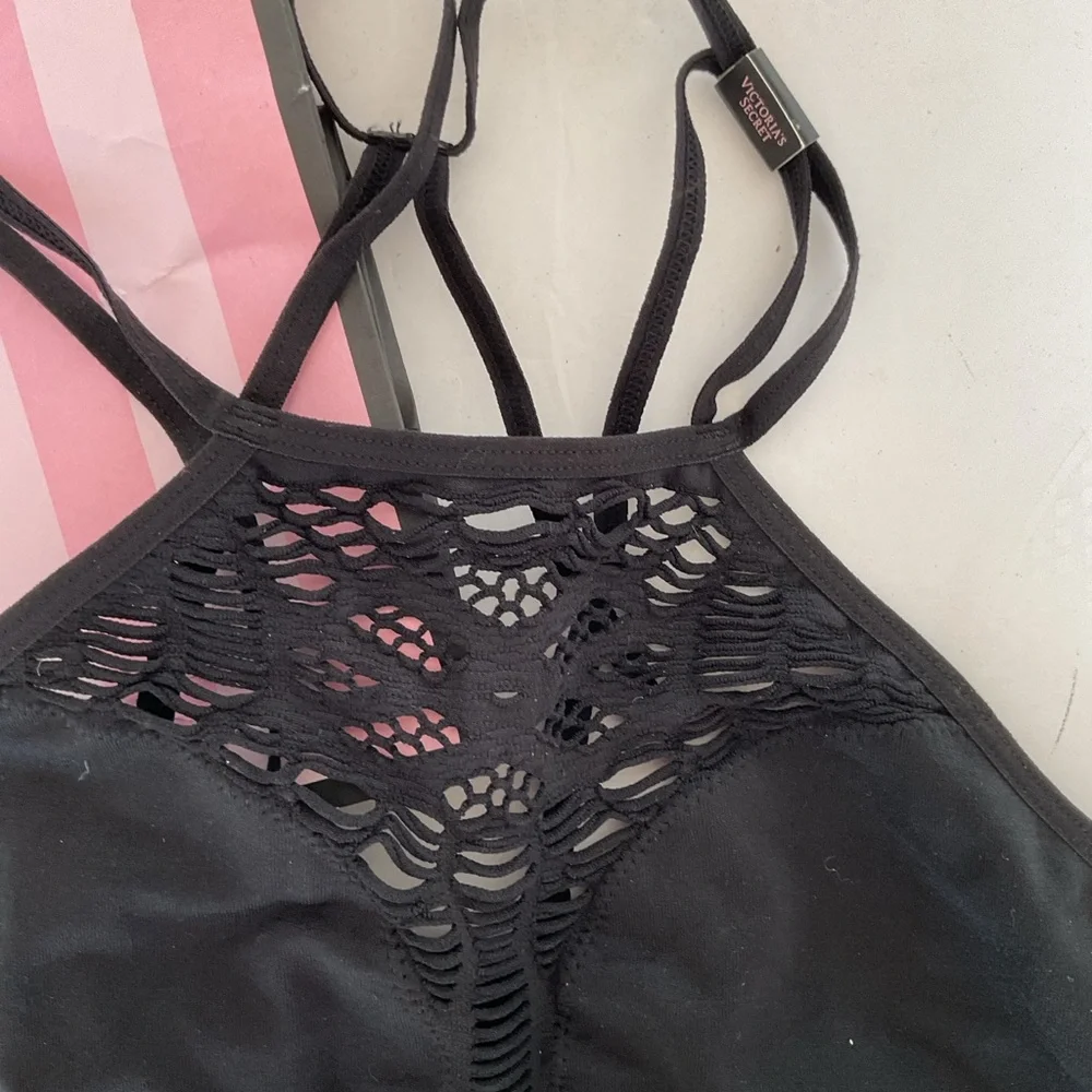 NWT Victorias Secret seamless cutout high neck bralette. Size small. - Picture 3 of 15